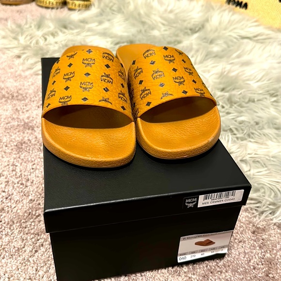 ‼️🔥MCM Monogram Logo Slides🔥‼️ - Picture 2 of 6